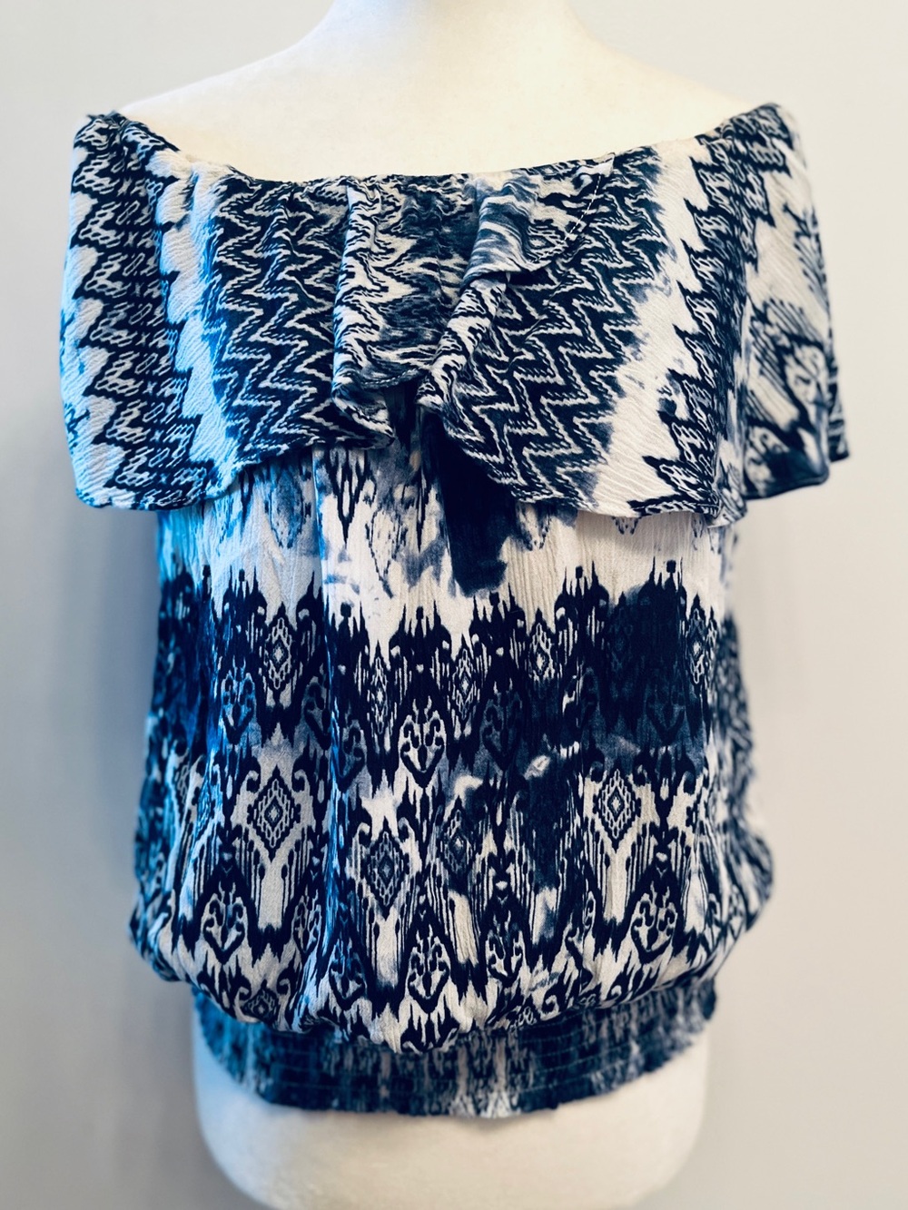 BCX bohemian-style off -shoulder blouse with ikat-inspired geometric print. Sz.L